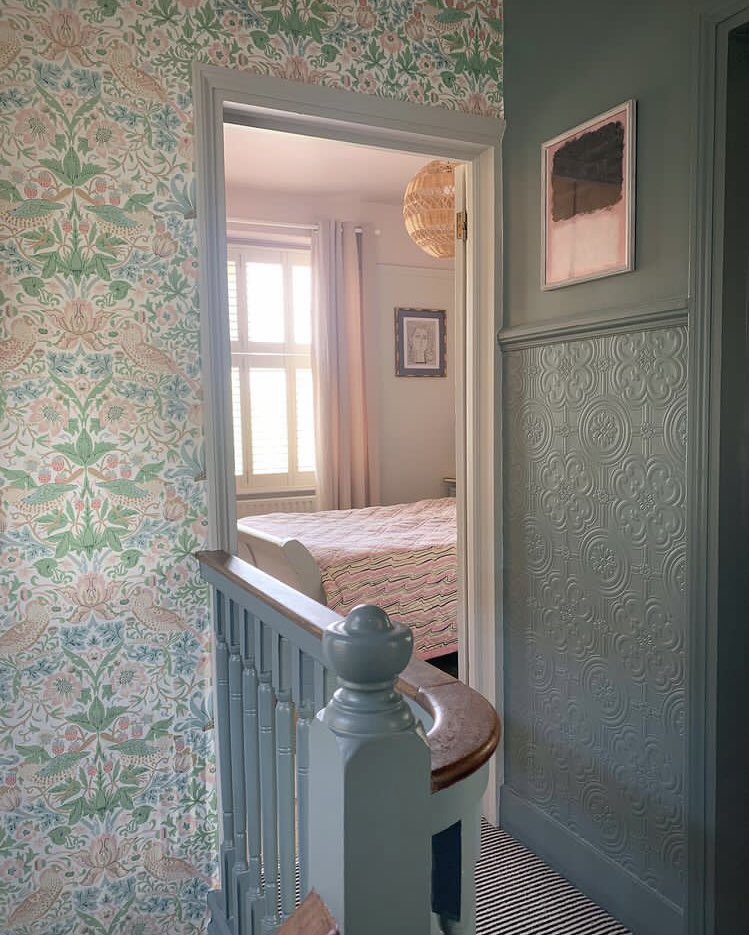 Wonderful tones, colours and textures in this hallway with great use of <a href="/AnaglyptaUK/">Anaglypta</a> Egon pattern to being a contrasting design to the floral pattern ❤️
