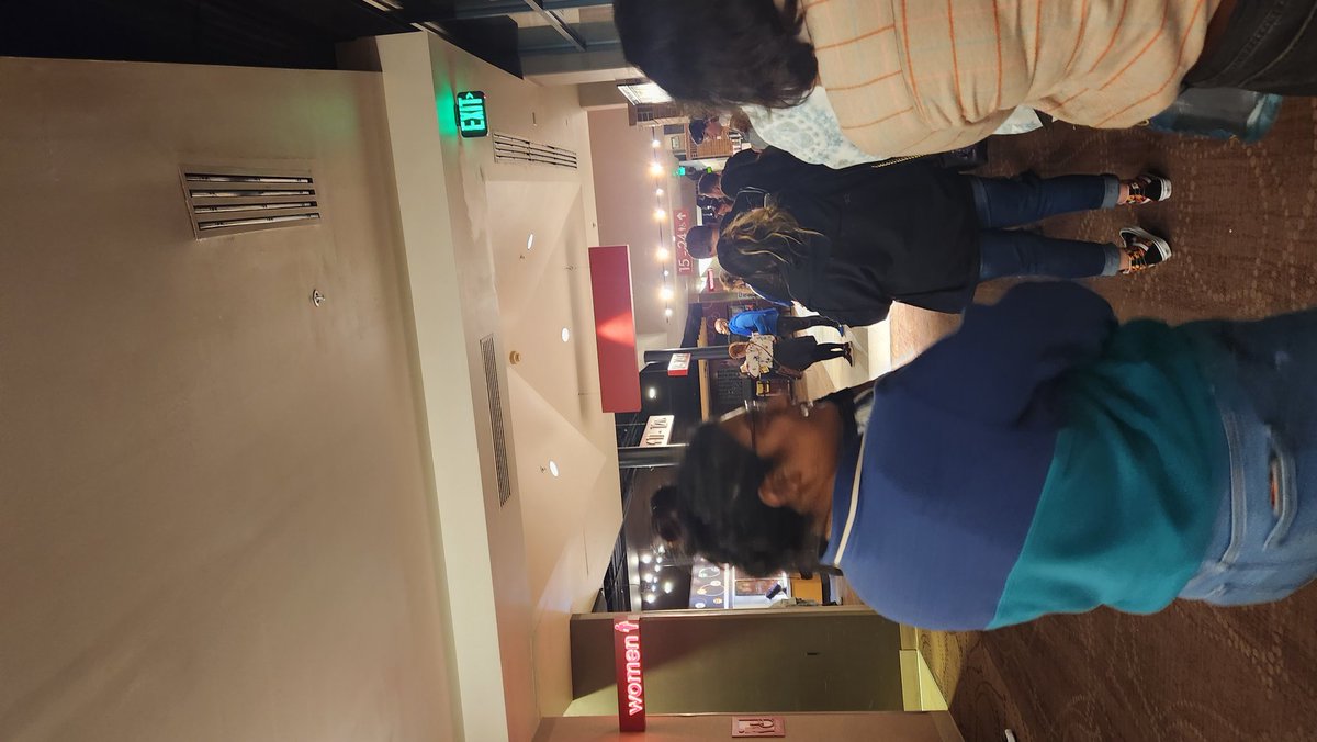 HRH_Naomi's tweet photo. @ErickWeber Tens and hundreds lined up for #DontWorryDarling refunds @AMCTheatres #crashedit https://t.co/XAQ8WCVsm4