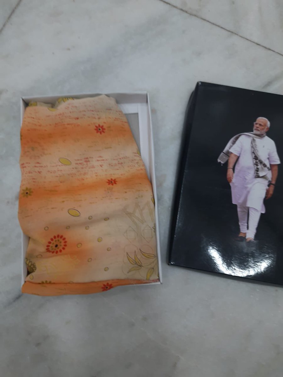 manoj_sorathiya's tweet photo. यह रेवड़ी नहीं है क्या ? 

गुजरात के घरों में महिलाओं को साड़ियाँ बाँटी जा रही है। यह घूँस है। 

अगर २७ साल कुछ काम किया होता तो यह घूँस नहीं देनी पड़ती। https://t.co/VjT201mGuZ