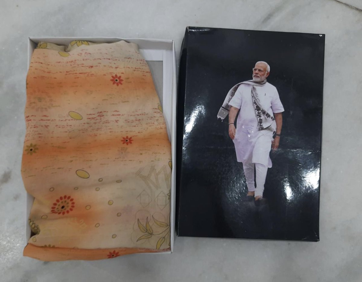 manoj_sorathiya's tweet photo. यह रेवड़ी नहीं है क्या ? 

गुजरात के घरों में महिलाओं को साड़ियाँ बाँटी जा रही है। यह घूँस है। 

अगर २७ साल कुछ काम किया होता तो यह घूँस नहीं देनी पड़ती। https://t.co/VjT201mGuZ