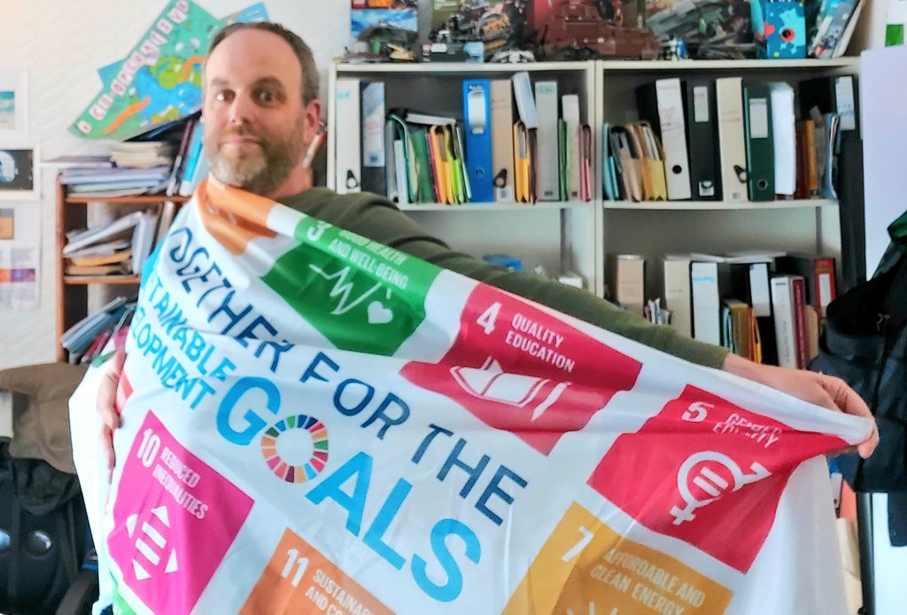 When the global #SDGs were first introduced, I was excited to wrap my business model around them - today I'm excited to act as a flagpole and wrap the flag of them around me physically to help celebrate #TogetherForTheSDGs 
@globalcompactUK