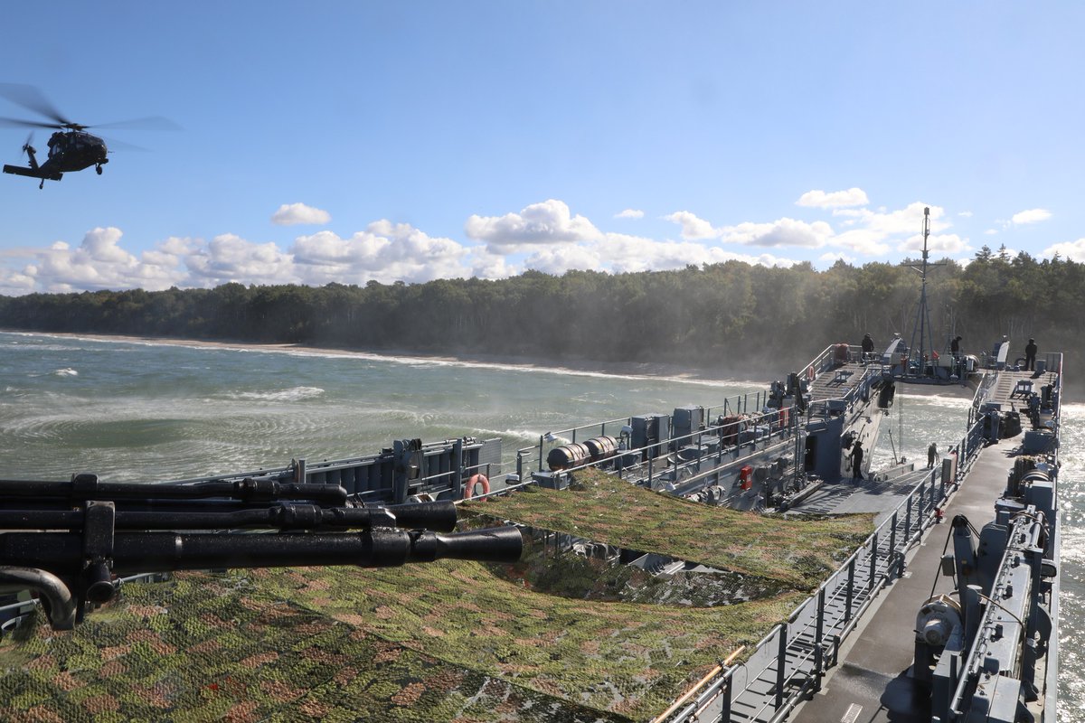DGeneralneRSZ's tweet photo. Na poligonie pod Dziwnowem w ramach #REKIN22 #8FOW sprawdzała możliwości załadunku techniki wojskowej z plaży na okręt #2dOTrM przy wparciu inżynieryjnym #8bsap i osłonie przeciwlotniczej #8dplot. Na miejscu #WojskaSpecjalne #BlackHawk oraz naloty myśliwców #SiłyPowietrzne https://t.co/V391TpfIa6