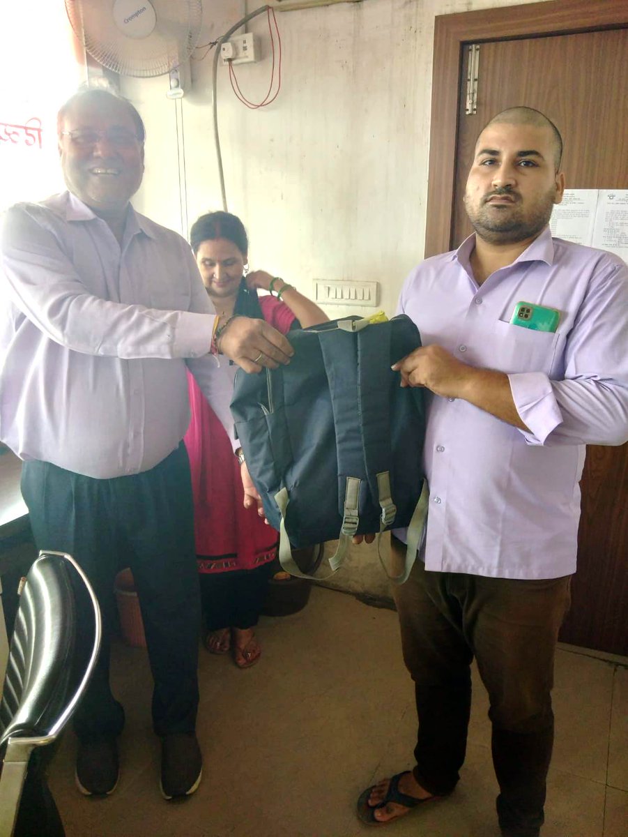 bus_arm's tweet photo. 23.09.22 को श्री आकाश गोंडा डिपो  बस UP43T4402 से यात्रा कर रहे थे, बस में सामान भूल गए, परिचालक श्री उमेश द्वारा सामान अवध बस स्टेशन इंक्वायरी पर दिया गया, इंक्वायरी पर तैनात कार्मिक श्री राजा राम शर्मा द्वारा यात्री को उनका सामान हस्तगत कराया गया, यात्री ने सभी की प्रशंसा की। https://t.co/oekDawtjB3