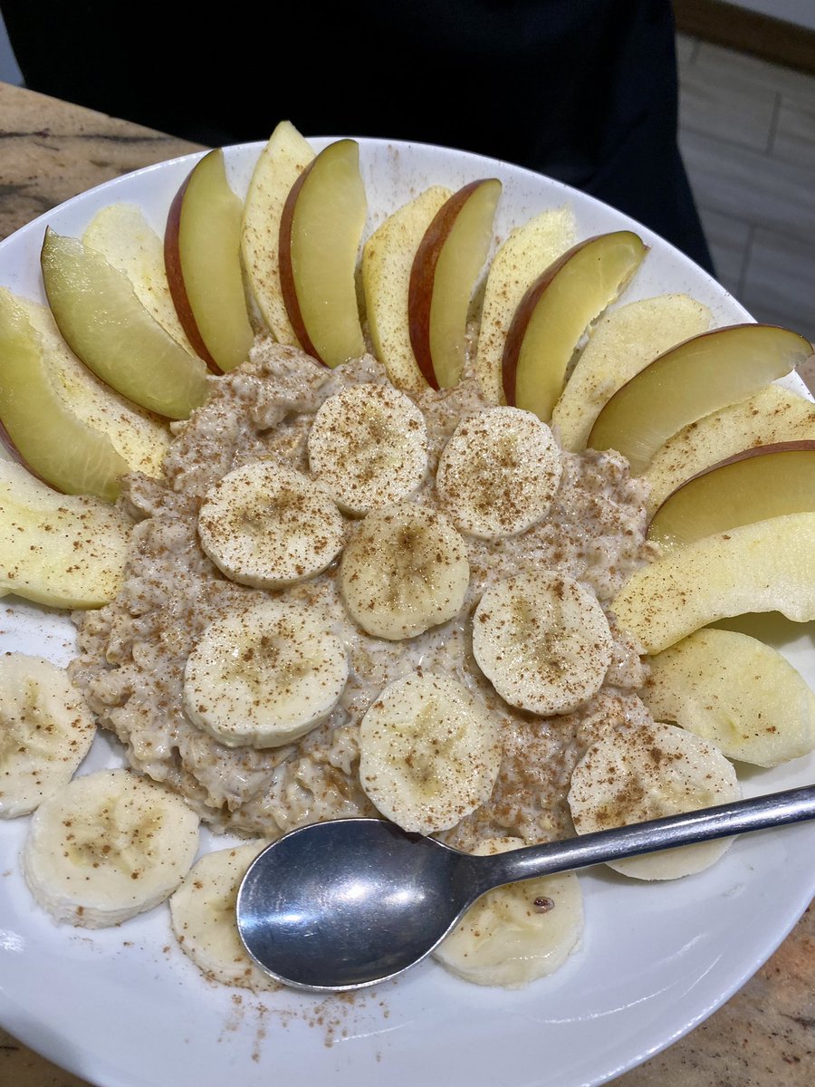 Co tu się pięknego wydarzyło na talerzu sami widzicie :) owsianka z biała wegańska czekolada. Miód malina !!! Dziś serwowałam dla mamusi :) uwielbiam robić jej przyjemność i zanosić piękne jedzonko do pracy ❤️