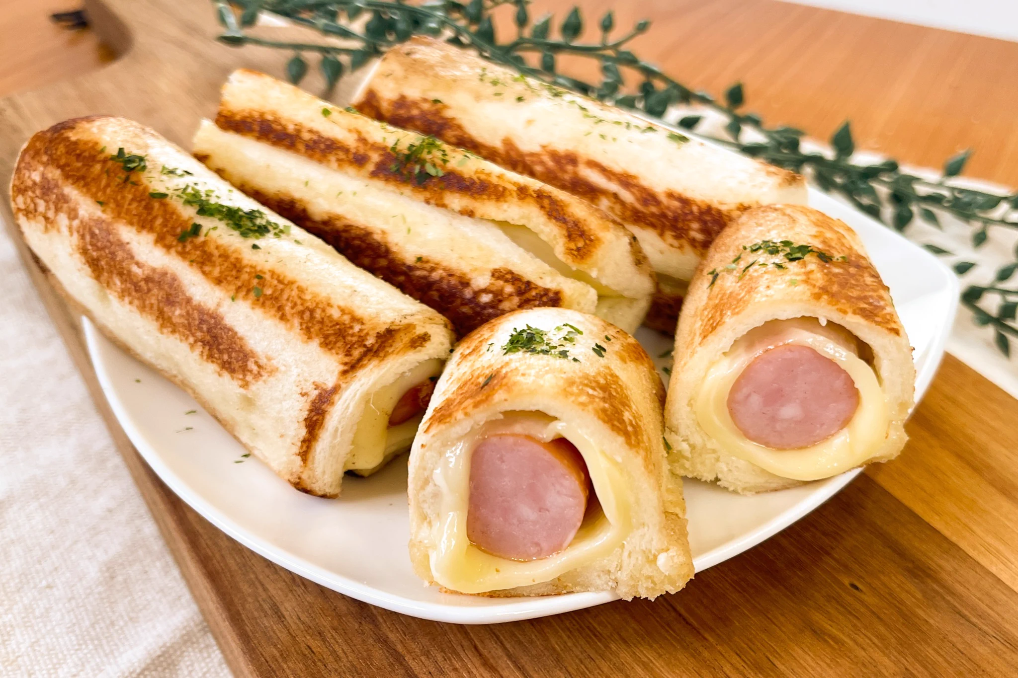 食パンで簡単朝食！パクッと食べやすい「ソーセージチーズロール」。