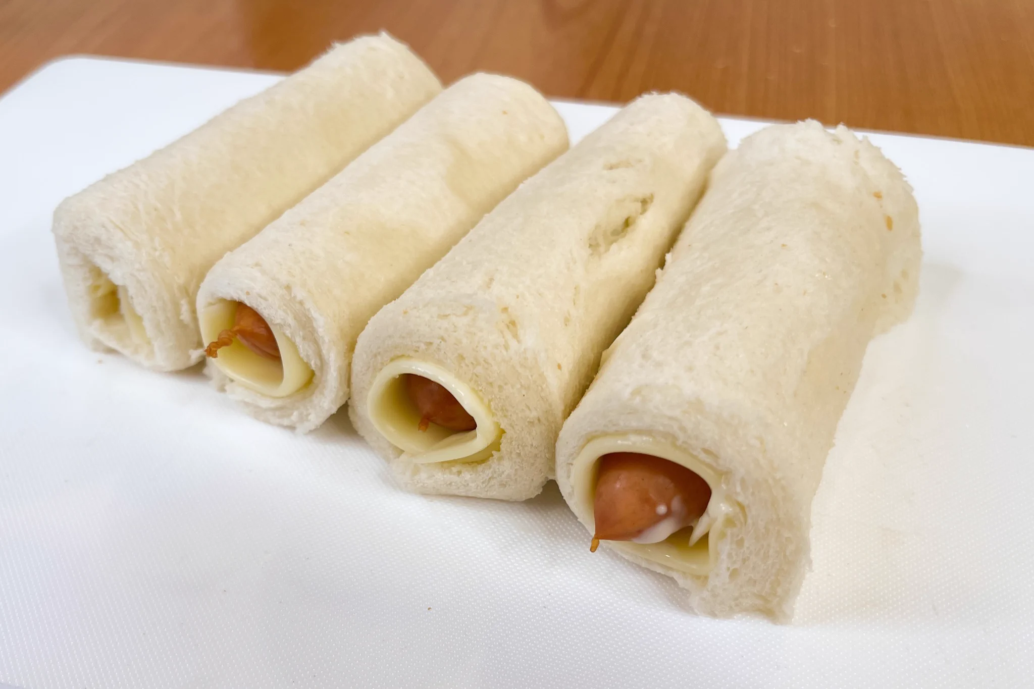 食パンで簡単朝食！パクッと食べやすい「ソーセージチーズロール」。