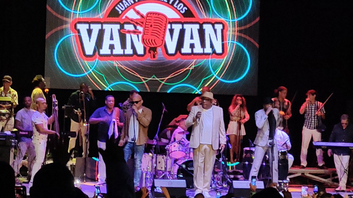 DanayGuantanamo's tweet photo. Noche de #MúsicaCubana noche de amor y paz desde @ksamusicahabana Habana Mambo @arnaldotalisman cierre de lujo con el Tren de la alegría 🎶🎵 #VanVanDeCuba #CubaEsCultura @MarioEscalonaS @DanayGuantanamo @CubaEsCultura https://t.co/dbV8G9KZ4W