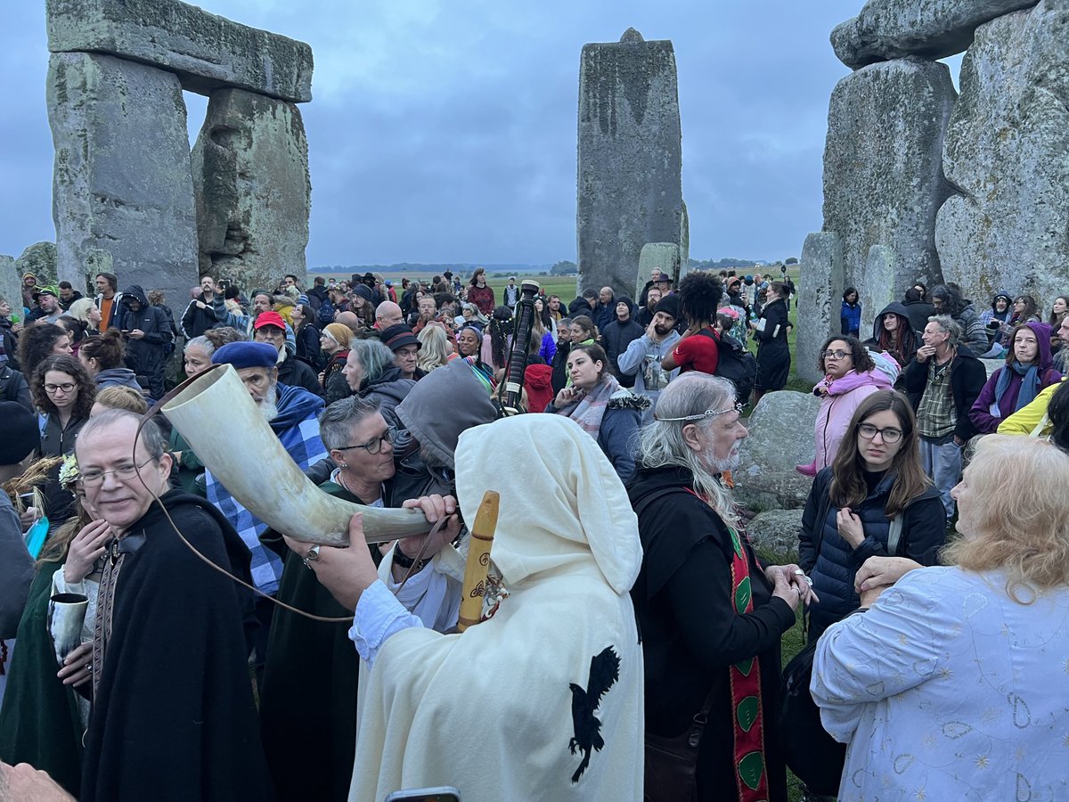 Fabulous Autumn Equinox ceremony at Stonehenge this morning 🌅