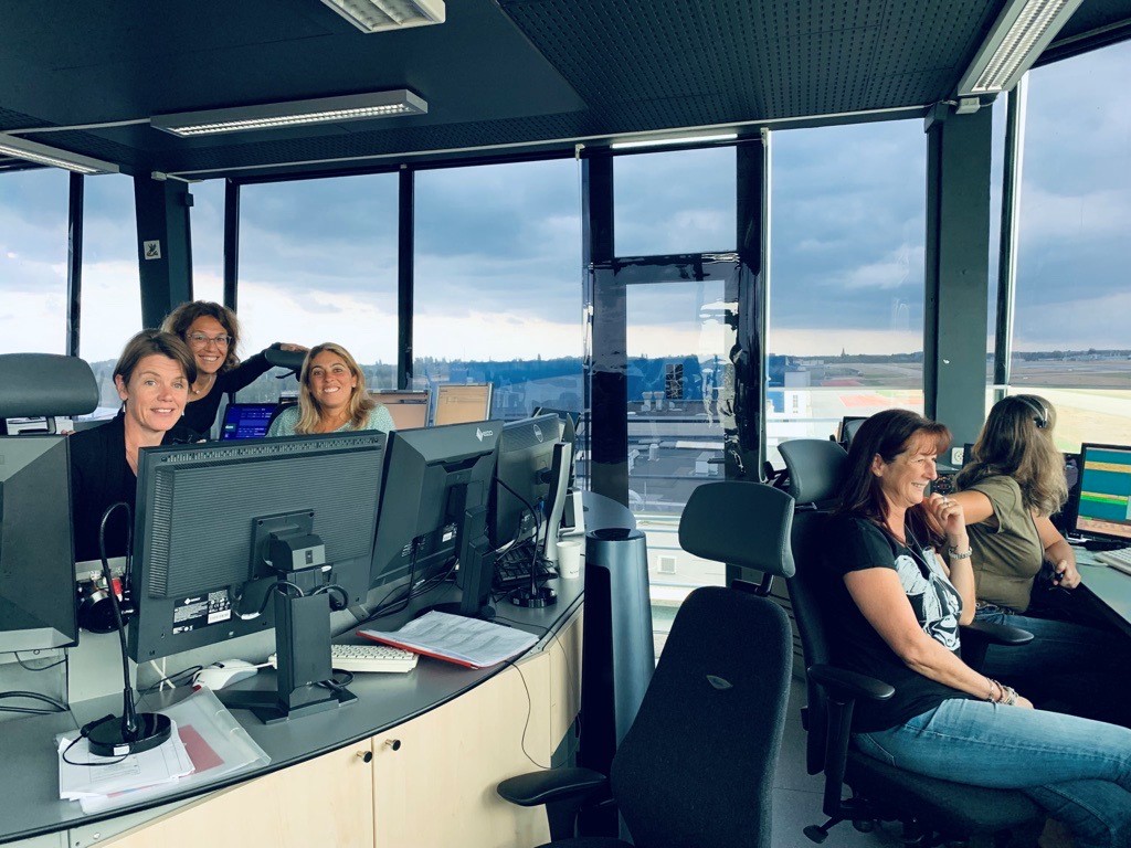 skeyesBE_FR's tweet photo. Les clichés ont parfois la vie dure…. contrôleur aérien, un job réservé aux hommes ?

La preuve en images avec notre équipe de la Tour de Charleroi. 😉

Nous recherchons toujours de nouveaux/nouvelles collègues.

Et si vous étiez le(la) prochain(e ) ?

#jobs https://t.co/Yjpbet1UzM