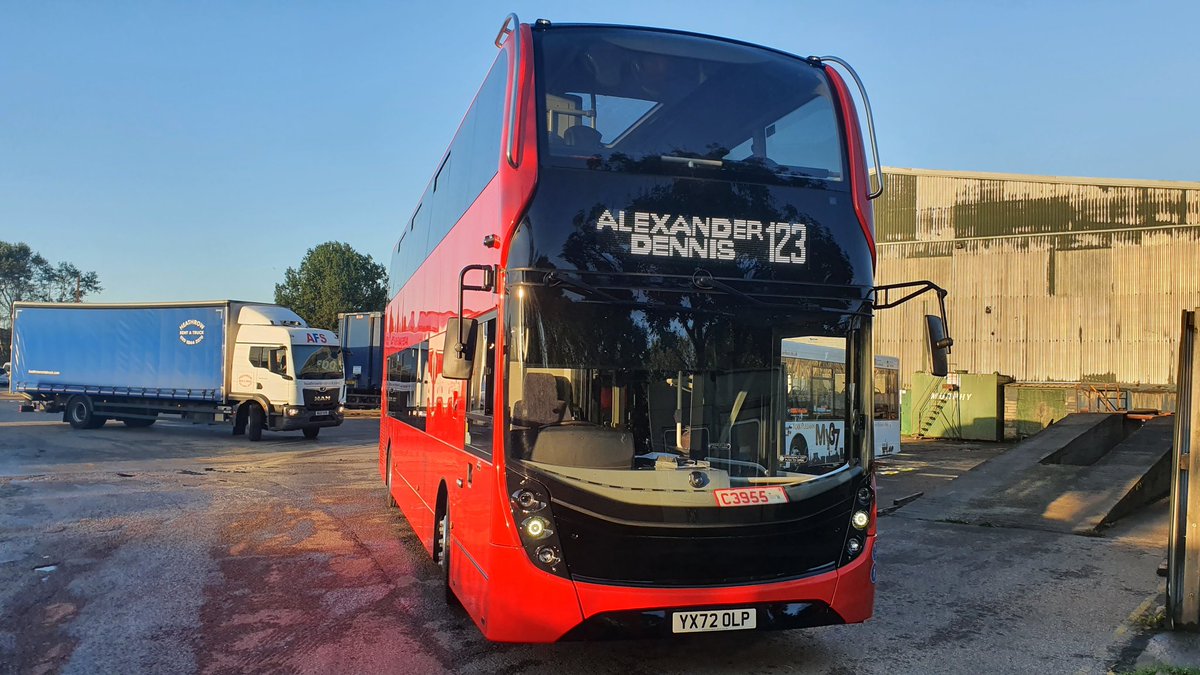 Hell_Badger's tweet photo. Casually waiting to leave the yard on my school bus in York when I get blocked in by this monster heading to my home town! Enjoy your new toy @mylynxbus ;p
#Bus
#BusNerd https://t.co/dXnAzIQYSb