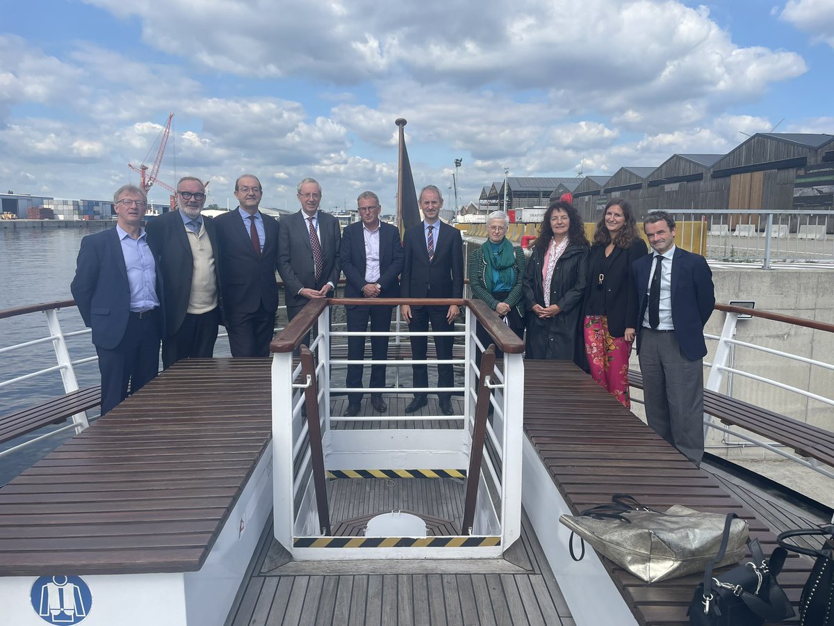 JulieFeremans's tweet photo. Dank @northseaport @DaanSchalck voor het interessante havenbezoek met @BelgiumDGB, directeurs @BelgiumMFA en @BEinNL en voor uw toelichting bij de vele projecten in de Haven rond 💧 hernieuwbare energie en ♻️ circulariteit.
Domeinen waarin NSP een voortrekkersrol speelt in 🇪🇺 https://t.co/ZuLuwD3Zur