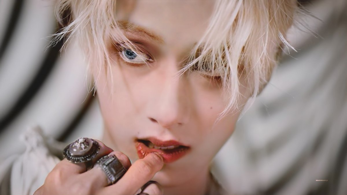 찰나의 순간은 영원히 남아
#준 #JUN_LIMBO
#준휘의_림보세계의_문을열어 
img1.daumcdn.net/thumb/R1280x0/…