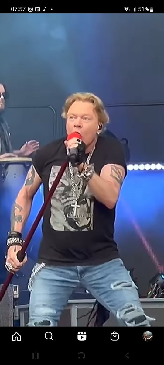 Boterpeer's tweet photo. @vandikhoutlive 
Superleuk dat Martin Buitenhuis mocht invallen voor Axl bij Guns&amp;Roses https://t.co/ymiqAyWiuX