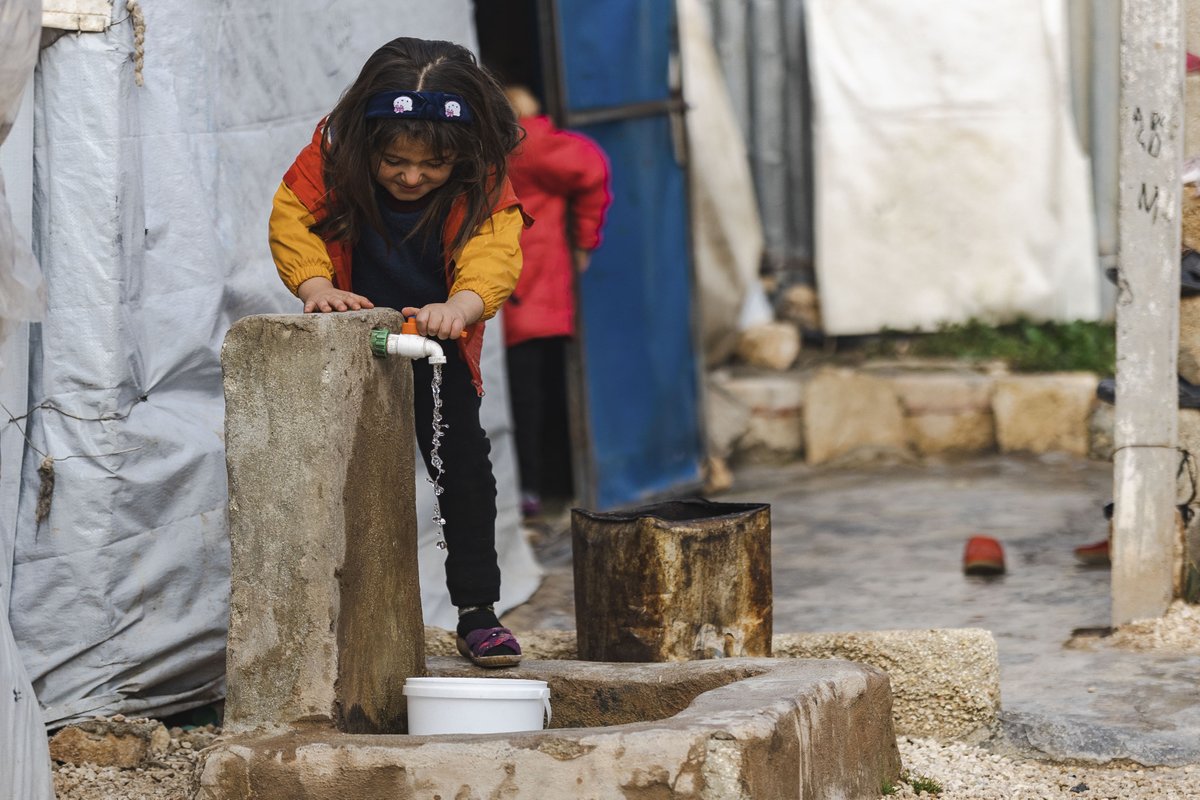 Every child, no matter where they live or their circumstance, has the right to safe water💧 and sanitation.

📷© UNICEF/UN0593330