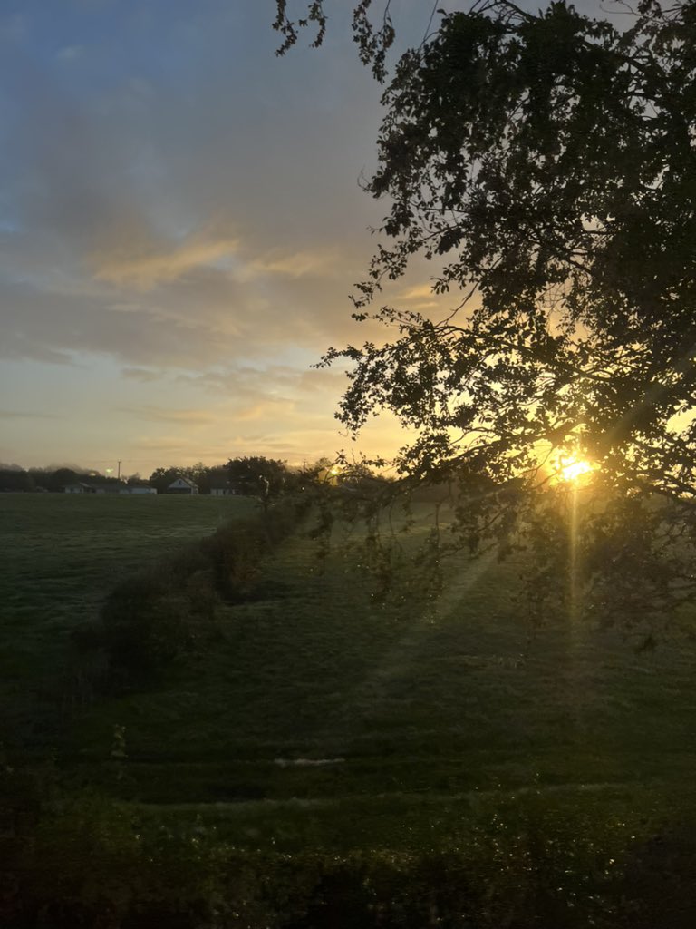 greglaird73's tweet photo. Early #Friday commute on #Derry / #Londonderry service to #Belfast @Translink_NI @TranslinkNIR 🙌🚆 https://t.co/dBViStMVwm
