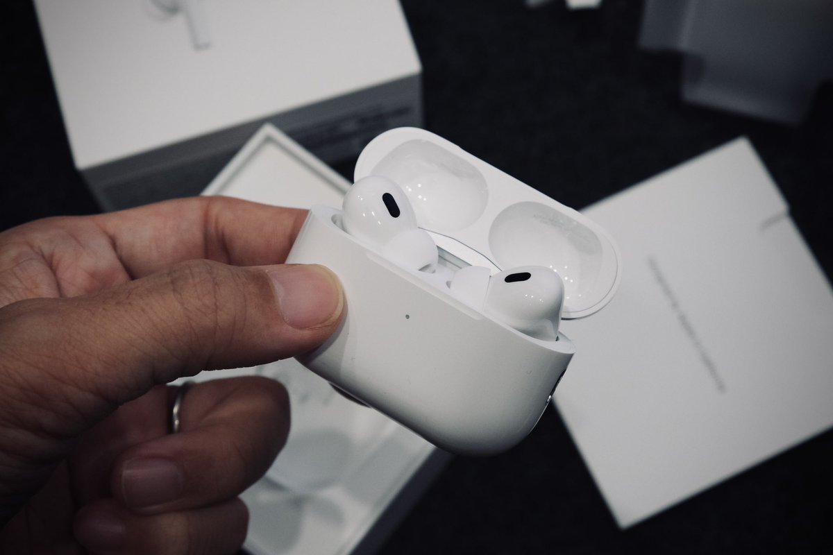 chasuke__'s tweet photo. AirPods Pro2きたので、さっそく耳につけてみると、うちの爆音Windows君の稼働音がスゥーっと消えるほどにノイキャンパワーアップ。
ノイキャン強いから音もしっかり聞こえるし、付け心地も相変わらずで素晴らしい https://t.co/3qkS6KvEfZ