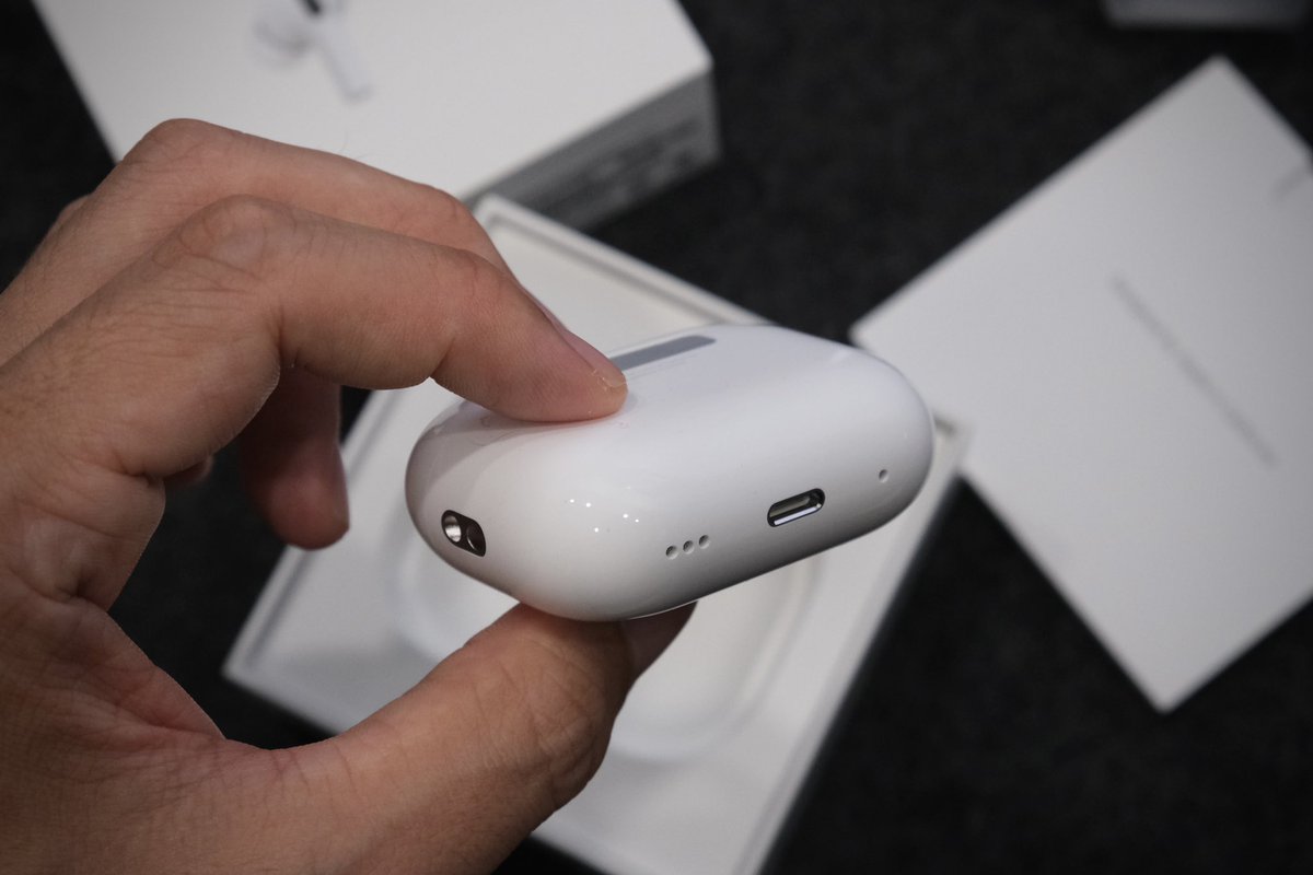 chasuke__'s tweet photo. AirPods Pro2きたので、さっそく耳につけてみると、うちの爆音Windows君の稼働音がスゥーっと消えるほどにノイキャンパワーアップ。
ノイキャン強いから音もしっかり聞こえるし、付け心地も相変わらずで素晴らしい https://t.co/3qkS6KvEfZ