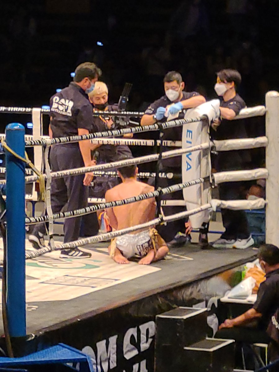 serval87's tweet photo. 第3試合　ミドル級　3分3R　大輝・FLYSKY GYM（FLYSKY GYM）　駒形賢太（レンジャージム）　大輝２ＲＴＫＯ勝ち。 https://t.co/Dd6uCTuHw0