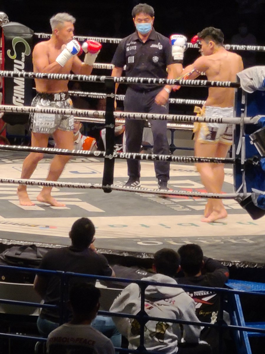 serval87's tweet photo. 第3試合　ミドル級　3分3R　大輝・FLYSKY GYM（FLYSKY GYM）　駒形賢太（レンジャージム）　大輝２ＲＴＫＯ勝ち。 https://t.co/Dd6uCTuHw0