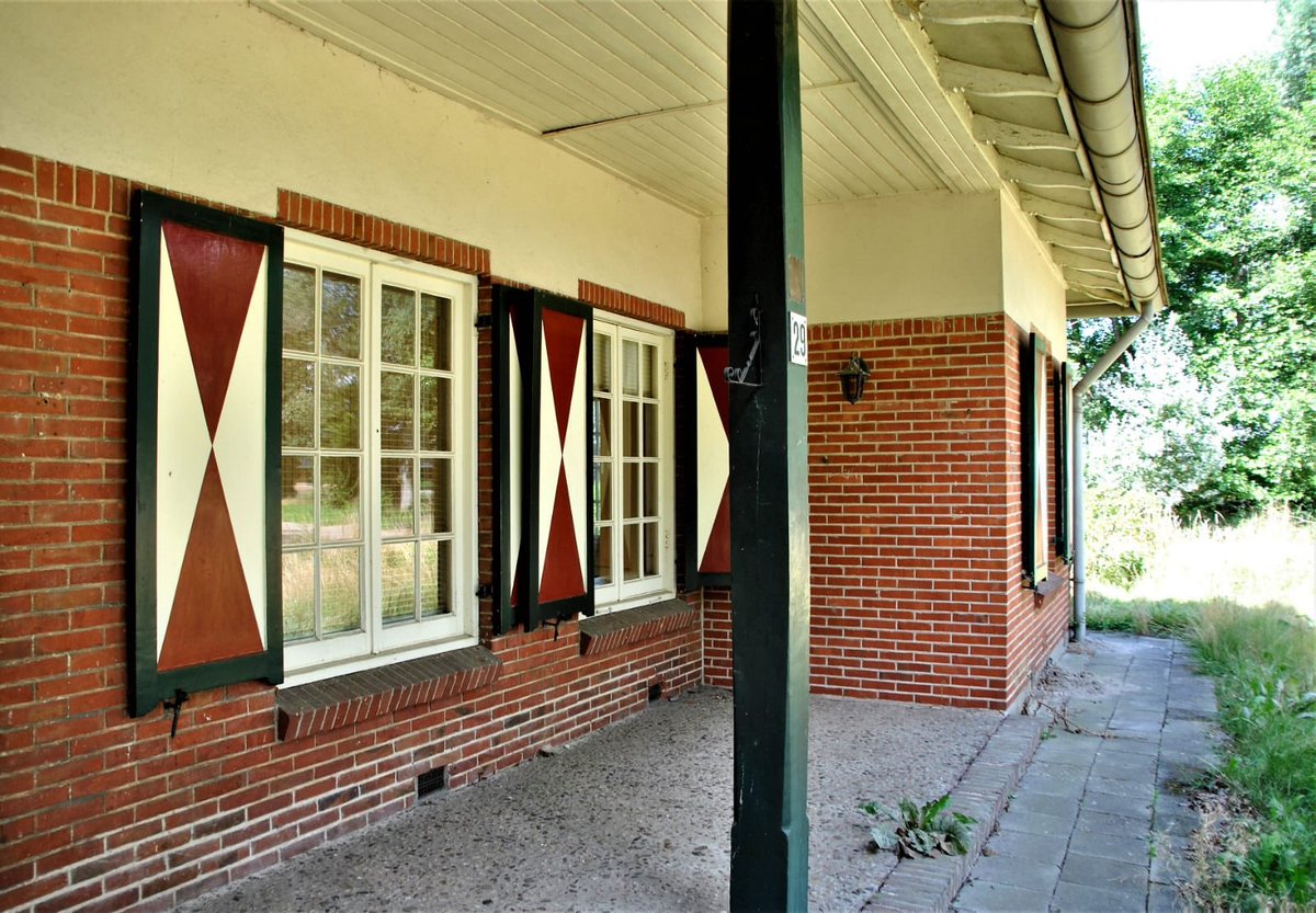 Heb je interesse in de bouwkavel met zomerhuis? Vanmiddag van 14.00 tot 16.00 uur en morgen van 12.00 tot 15.00 uur is het mogelijk deze kavel met het karakteristieke pand te bezichtigen. De makelaars zijn aanwezig om alle vragen te beantwoorden en de mogelijkheden toe te lichten