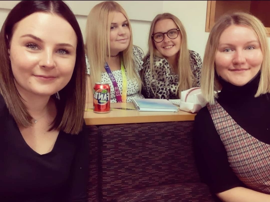 CartwrightMs_J's tweet photo. Wishing an amazing graduation to my fellow PGCE group! You all deserve the best day! Enjoy every moment ❤🍎👩🏼‍🏫👨‍🏫👨‍🎓👩‍🎓🎓 https://t.co/bQSUtsKaIb