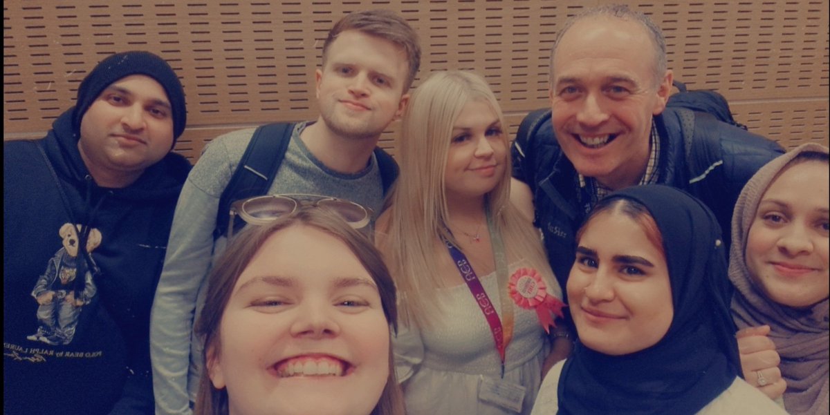 CartwrightMs_J's tweet photo. Wishing an amazing graduation to my fellow PGCE group! You all deserve the best day! Enjoy every moment ❤🍎👩🏼‍🏫👨‍🏫👨‍🎓👩‍🎓🎓 https://t.co/bQSUtsKaIb