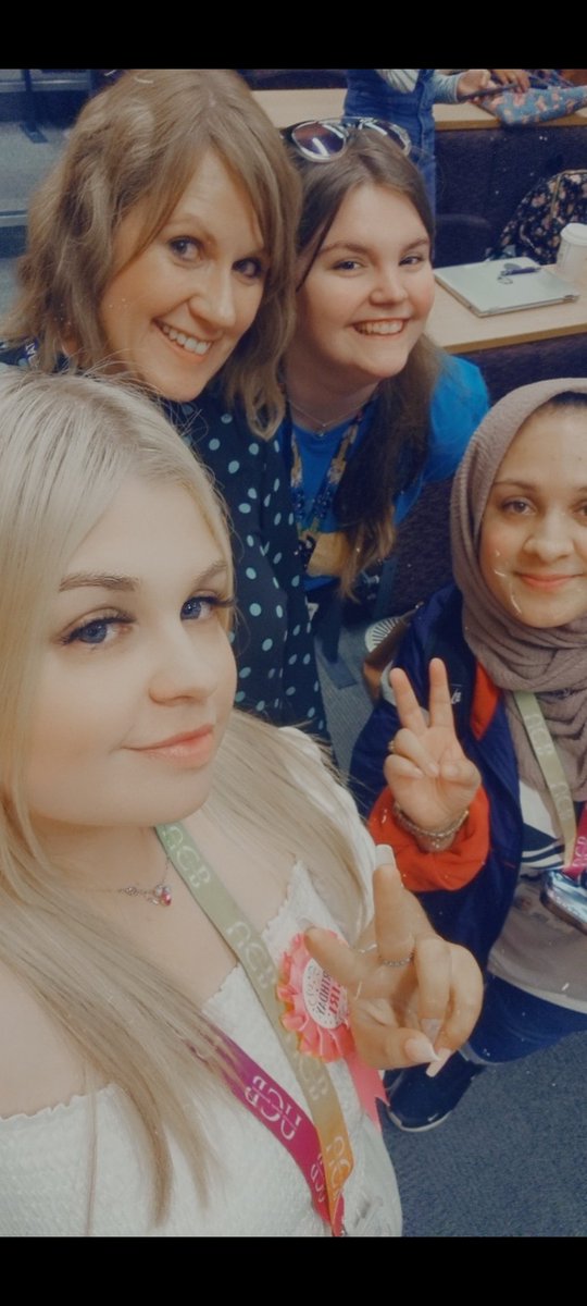 CartwrightMs_J's tweet photo. Wishing an amazing graduation to my fellow PGCE group! You all deserve the best day! Enjoy every moment ❤🍎👩🏼‍🏫👨‍🏫👨‍🎓👩‍🎓🎓 https://t.co/bQSUtsKaIb