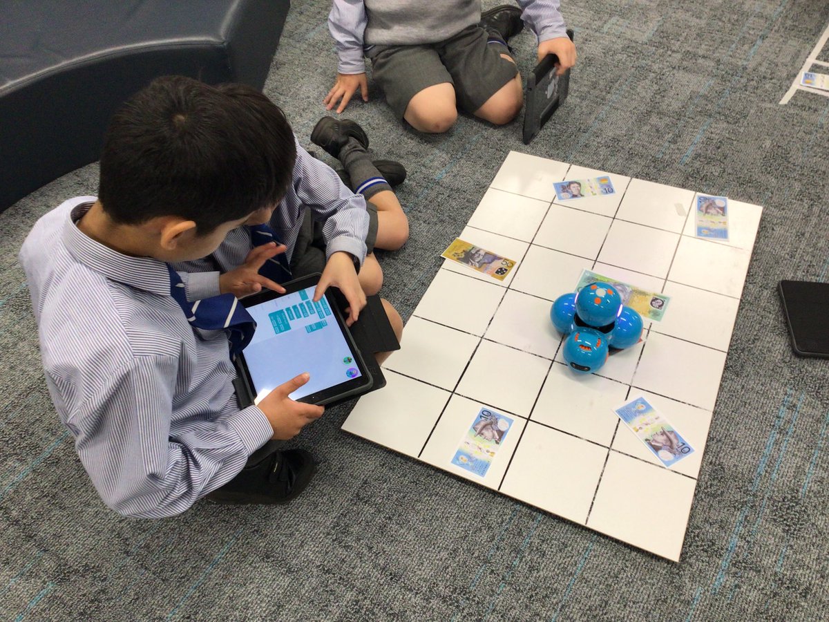 #collaboration #communication #teamwork and #problemsolving in action as students program a robot to collect money from the ‘bank’. Great to hear them making connections to other areas of maths too with directional language, angles and multiplication <a href="/jasmineftaylor1/">Jasmine Taylor</a> <a href="/JGelsthorpe/">Jon Gelsthorpe</a>