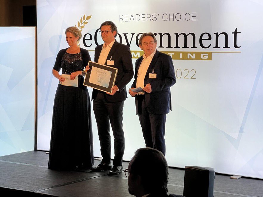 mgm_tp's tweet photo. Wieder Platin = Titelverteidigung in der Kategorie „Berater“, Readers‘ Choice der @egovcomde. Herzlichen Dank an alle Unterstützer*innen, wir freuen uns riesig! 🙌 
Glückwunsch an die weiteren Gewinner, die Kolleg*innen von @cassiniAG und @computacenterDE  🎇
#eGovernment #DigVw https://t.co/PaPiYpGmHq