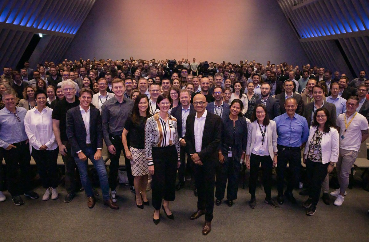 Unser Team bei <a href="/Microsoft_CH/">Microsoft Schweiz</a> hatte das Vergnügen, <a href="/SatyaNadella/">Satya Nadella</a>, unseren Chairman und CEO, zu begrüssen! Wir haben uns mit einigen unserer wichtigsten Kunden und Partner sowie mit Mitarbeiter*innen getroffen, um eine Vielzahl von globalen und Schweizer Themen zu besprechen.