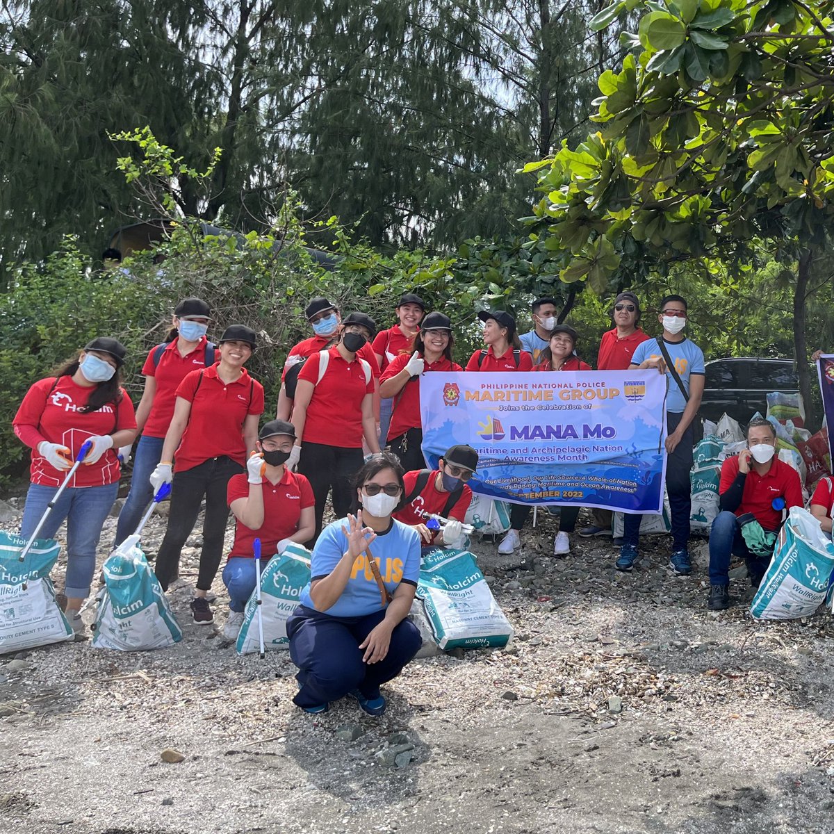 Holcim's tweet photo. ♻️ We’re taking circularity into our own hands!
🥤 As part of Geocycle Week, the Holcim Philippines team went out on a plastic pickup, helping our #CircularExplorer on its mission to clean up Manila Bay.
#BuildingProgress https://t.co/vi2PpsvtdP