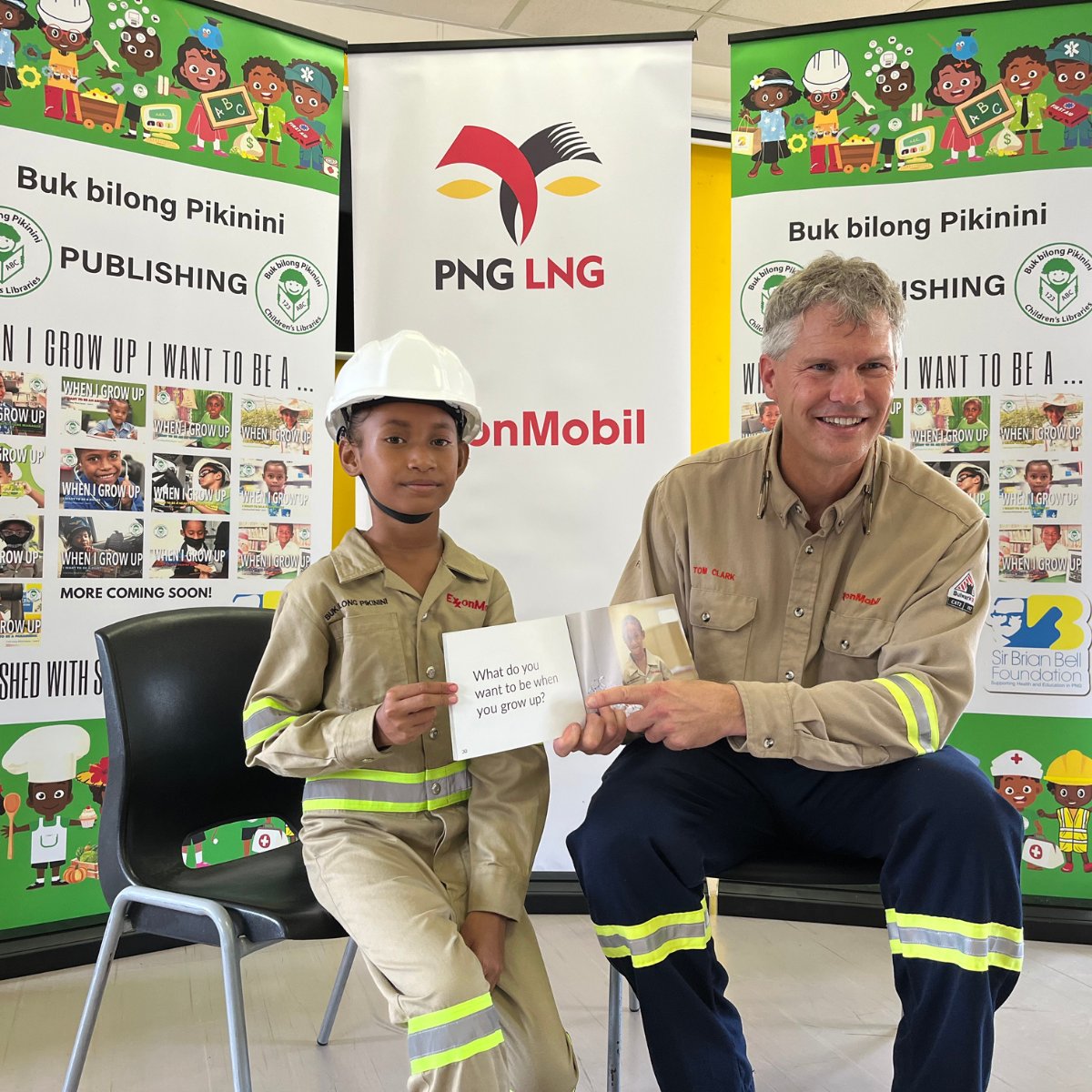 ExxonMobil_PNG's tweet photo. Thank you @BbPPNG for your partnership that is helping bring the gift of education to all Papua New Guineans through the launch of our new book When I Grow Up I Want to be… an Engineer. #PNGpartnership #PNGLNG https://t.co/oXXNi9SbQu