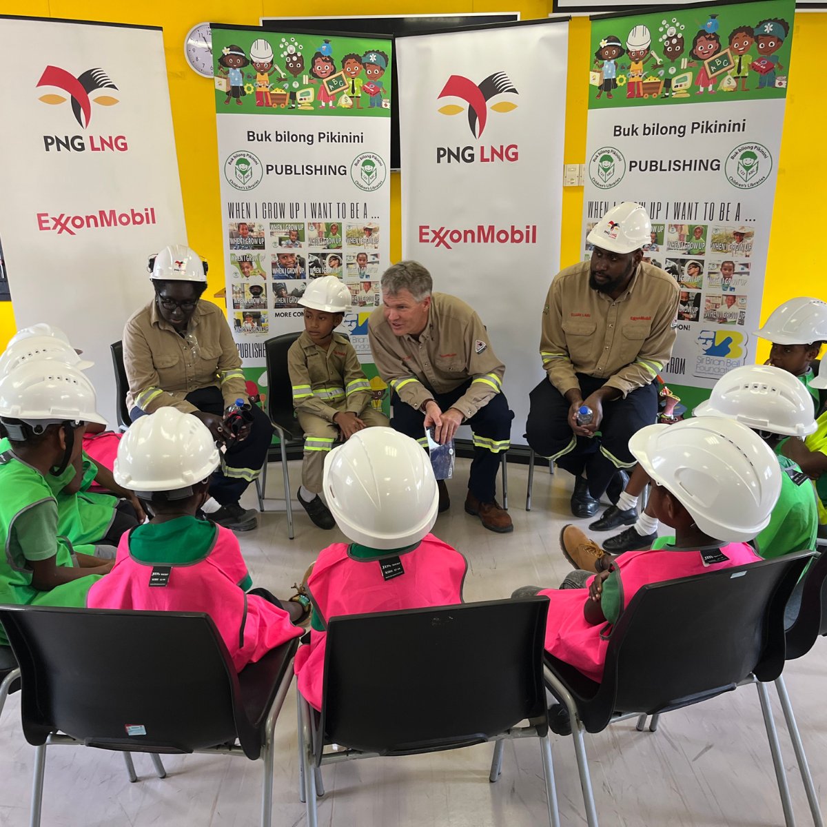 ExxonMobil_PNG's tweet photo. Thank you @BbPPNG for your partnership that is helping bring the gift of education to all Papua New Guineans through the launch of our new book When I Grow Up I Want to be… an Engineer. #PNGpartnership #PNGLNG https://t.co/oXXNi9SbQu