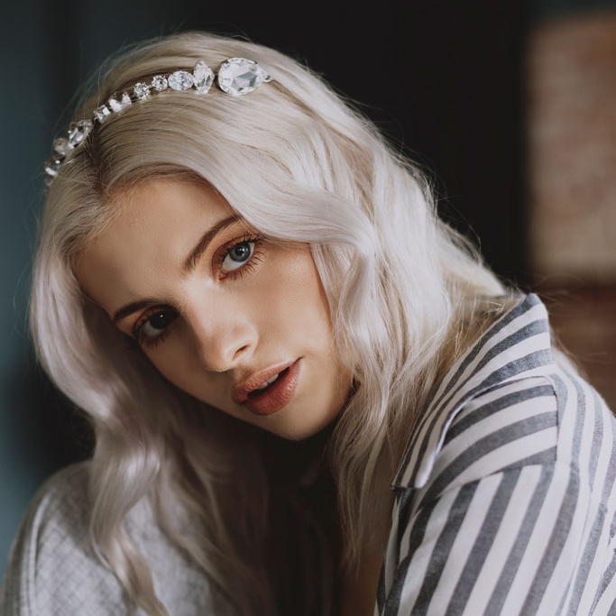 You can’t beat a large crystal. This headband ticks all the boxes of modern and traditional. “Cello” will be the perfect amount of sparkle with a vintage twist

.#haloandco #haloandcogirls #swarovski #hairaccessories #luxuryaccessories #headpieces #barrettes #Bobby pins