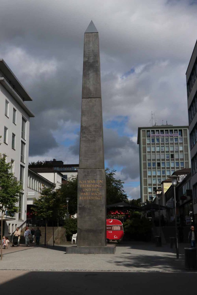 StadtKassel's tweet photo. Obelisk: Ein Werk des Künstlers Olu Oguibe zur #documenta14 in #kassel. Mit seiner Inschrift „Ich war ein Fremdling und ihr habt mich beherbergt“ sind die vier Seiten in Deutsch, Englisch, Arabisch und Türkisch beschriftet https://t.co/EKryPiiASk https://t.co/z7O2kNsFz2