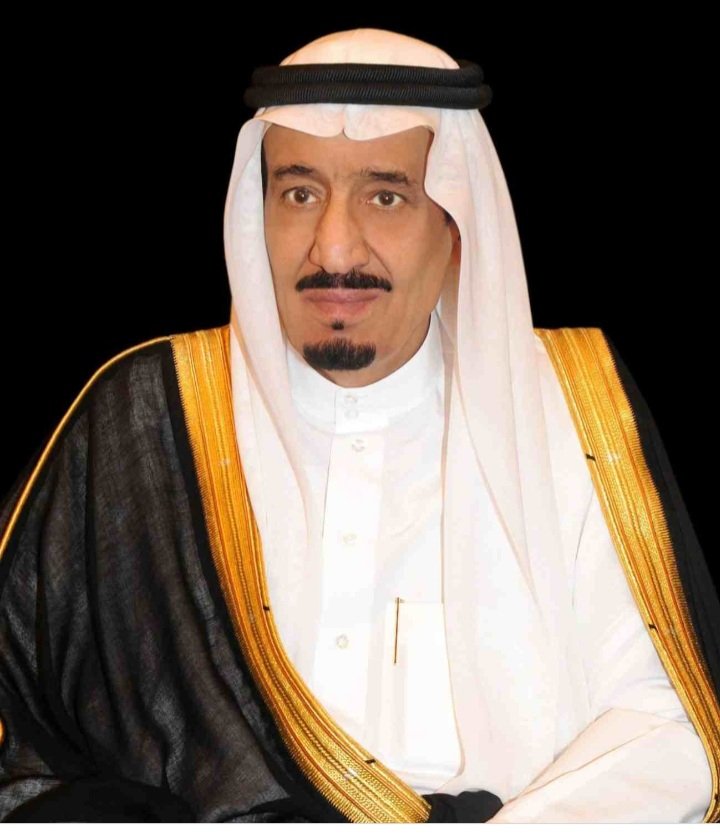 #اليوم_الوطني_السعودي 

المليك الآنف المختال عتاق المثنا.
مضحكن وجه السماء ومخددن في الارض ريعه.

حفظ الله مليكنا وولي عهده.