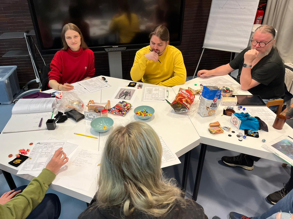 BerlinNexus's tweet photo. Wir hatten gestern eine schöne Runde in der Hansa Bibliothek.
Obwohl im D&D-Abenteuer Realität und Traum verschwommen, wurde viel gelacht 😀👍.
#spieleabend #Rollenspiel #rpg #pnpDE #pnpberlin #rollenspielberlin #nexus #nexusberlin #hansabibliothek #rpgdeutsch #stbmitte https://t.co/fmPEh3cTs5