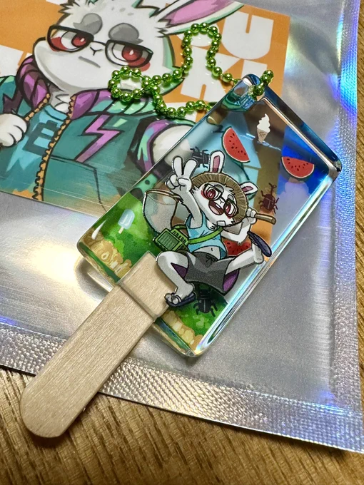 みつきくんのアクキー届いた!!!ので、シールと一緒に袋詰め作業中。イベントに持ち込んだ後、余りを通販にまわす予定です #けもケット12 