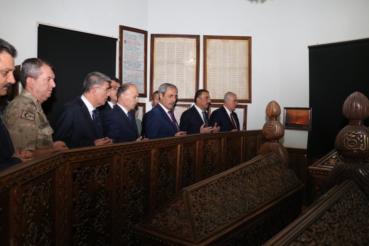 SiirtValiligi's tweet photo. Tillo'yu Bir Kez Daha Aydınlatan "Güneş Hadisesi" İzleyenleri Büyüledi.

"Hocamın Başucuna Doğmayan Güneşi Neyleyim"

(İbrahim Hakkı Hz.)

https://t.co/kxICO3gCj0 https://t.co/UsPoQQTI1W