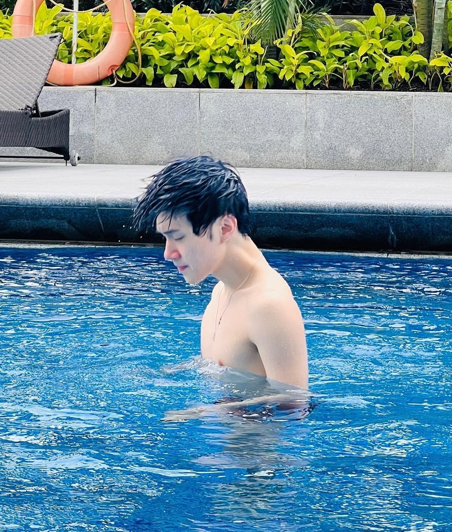 tenhailamA's tweet photo. berenang di                               berenang di
korea                                          indonesia https://t.co/Ns9EK4NJyH