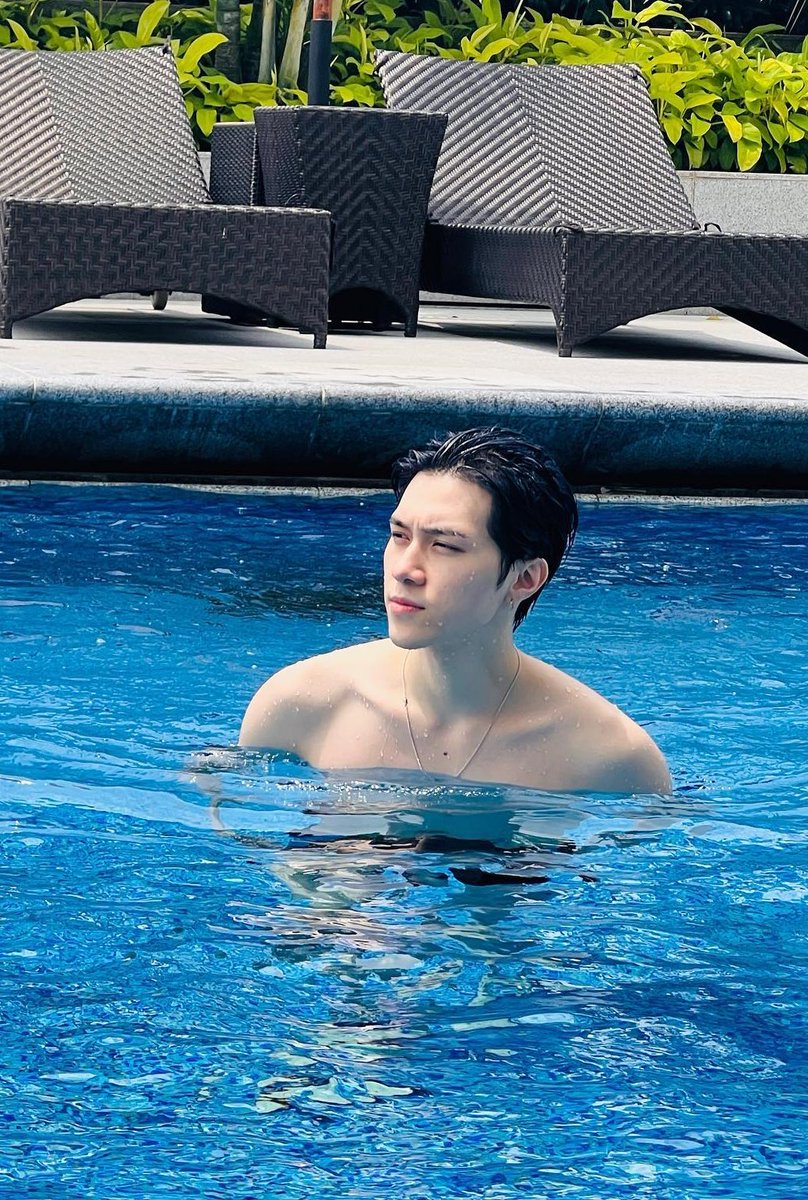 tenhailamA's tweet photo. berenang di                               berenang di
korea                                          indonesia https://t.co/Ns9EK4NJyH