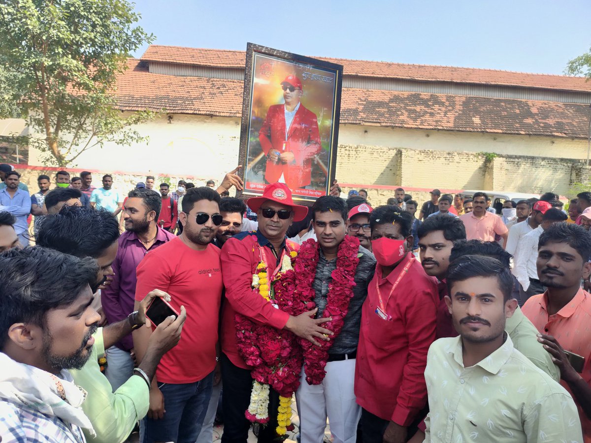 MHRailwayApp's tweet photo. आदरणीय महामंत्री मा श्री🎂💐 @venupnair_nrmu साहेब🎂💐 आपको जन्म दिन की हार्दिक हार्दिक बधाई 🎂🎂🎂🎂
शुभेच्छूक--महाराष्ट्र अध्यक्ष भरत परदेशी ओर ऑल महाराष्ट्र टीम https://t.co/lZYcz7VL1a