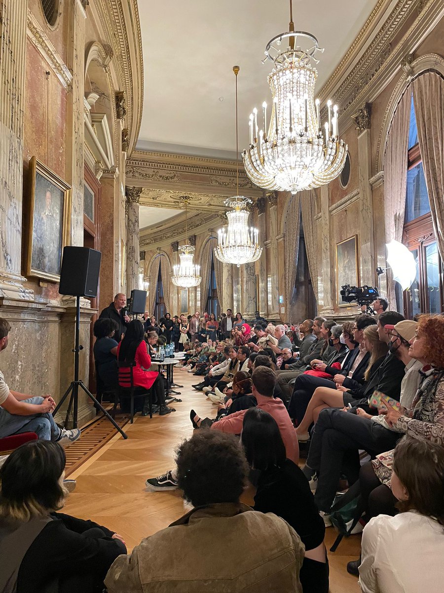 Genauso haben wir uns das vorgestellt: ein rappelvolles Foyer zu einem so wichtigen Thema. ❤️ 
Sehr dankbar für diesen speziellen und großartigen Abend gestern im Anschluss an die Vorstellung von DIE ÄRZTIN, gemeinsam mit <a href="/BlackVoicesVB/">Black Voices AT</a>.