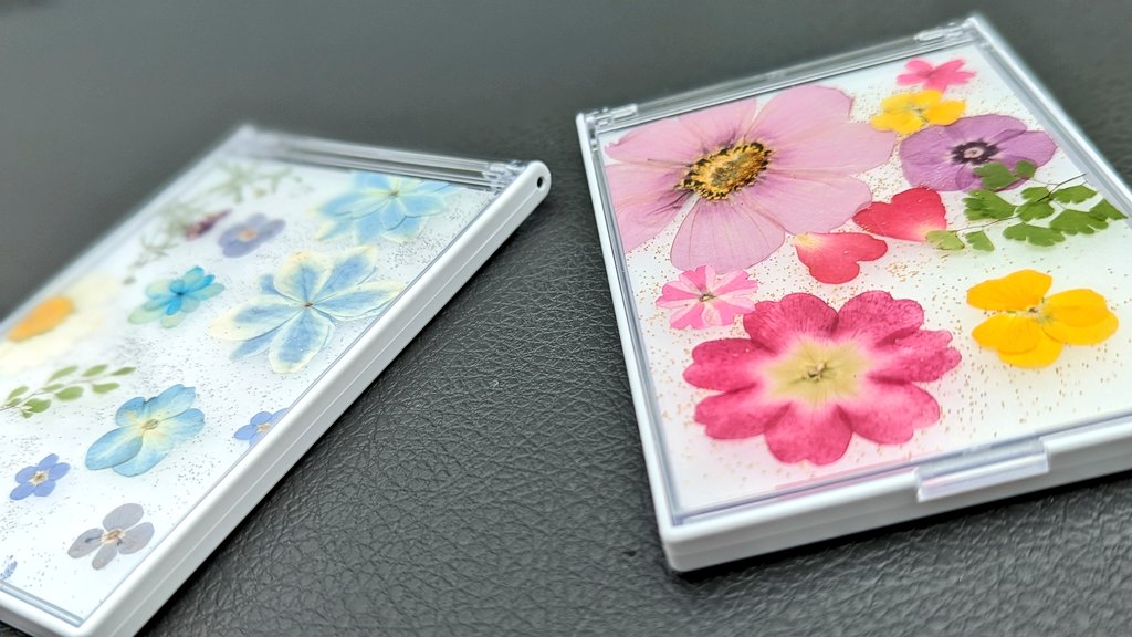 TSUYOPON_FISH's tweet photo. 芸術の秋
今日は花の先生のイベントで押花体験！
子供達は手鏡に押花をペタペタ❀
たまにこんな日があっても良いかな。
https://t.co/HTvYCLyOp8 https://t.co/pQSc1pmpIW