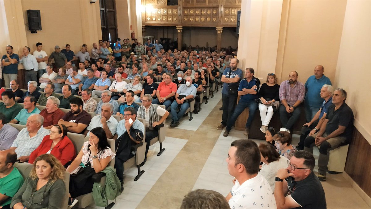 GrupoAPAG's tweet photo. 😮Gran expectación ayer en @MolinaDeAragon por conocer los detalles del #PEPAC 2023-2027.
🔜Hoy pondremos rumbo a #Sigüenza para informar a los agricultores y ganaderos de toda esa comarca con el fin de que puedan planificar correctamente sus siembras.
#ReformaPAC https://t.co/5JsUR2EmOs