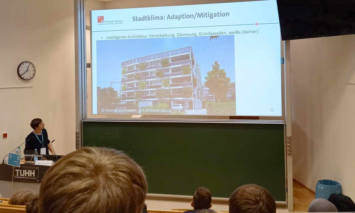 The Climate Extremes Research Group <a href="/JanaSillmann/">Jana Sillmann</a> <a href="/CENunihh/">CEN Uni Hamburg @cenunihh.bsky.social</a> participated in the climate congress #kk22 yesterday! In exciting presentations and workshops, students learned about current climate research &amp; discussed various solution approaches. <a href="/TUHarburg/">Bert E. König</a> <a href="/InitiativeNAT/">NAT</a>