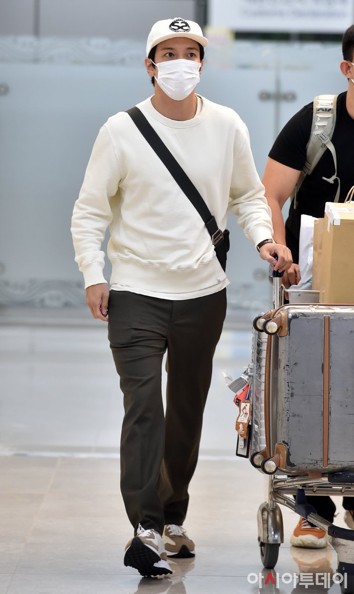 TookJYH's tweet photo. 【Official】 220923 YH @ Gimpo Airport 

#YongHwa #정용화
#CNBLUE #씨엔블루 https://t.co/f1exC4EGf1
