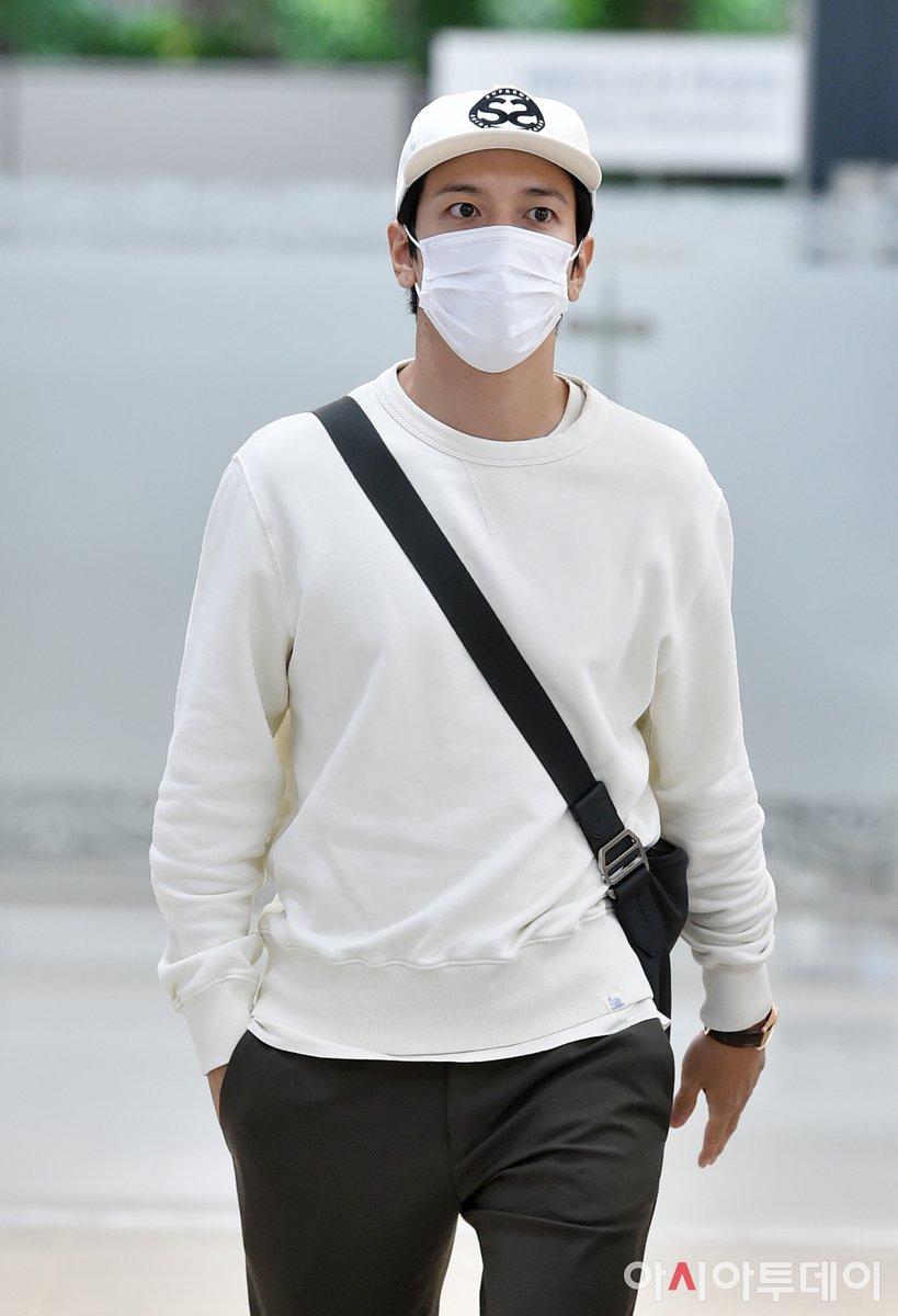 TookJYH's tweet photo. 【Official】 220923 YH @ Gimpo Airport 

#YongHwa #정용화
#CNBLUE #씨엔블루 https://t.co/f1exC4EGf1
