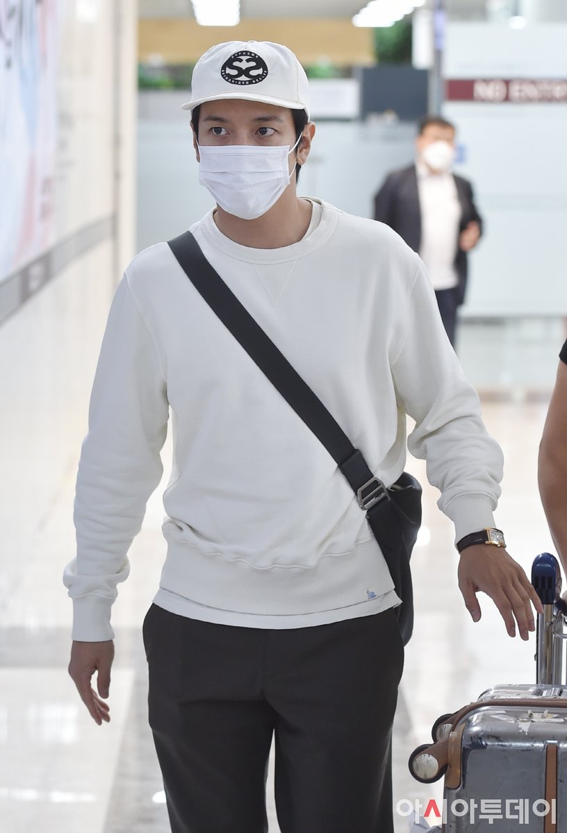 TookJYH's tweet photo. 【Official】 220923 YH @ Gimpo Airport 

#YongHwa #정용화
#CNBLUE #씨엔블루 https://t.co/f1exC4EGf1
