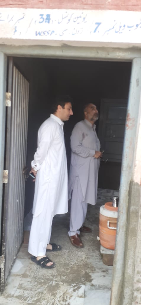wsspofficial's tweet photo. Glimpses of ongoing field visits of CEO #WSSP Dr. Hassan Nasir to UC 31-32-33 and adjacent areas of #Zone_C. Directions given to zonl mangt regarding cleanliness/water supply/action against defaulters/feedback sought frm locals. @LGKPGovt https://t.co/mnpf2GIWZN